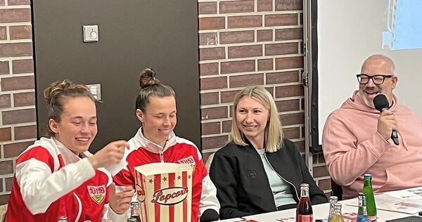 Kiara Beck, Nicole Billa, Managerin Lisa Lang und Moderator Michael Bofinger bei der Veranstaltung in der Korntaler Stadthalle.