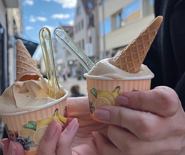 Zwei Kugeln Eis im Becher von der Gelateria Flora in Ludwigsburg.