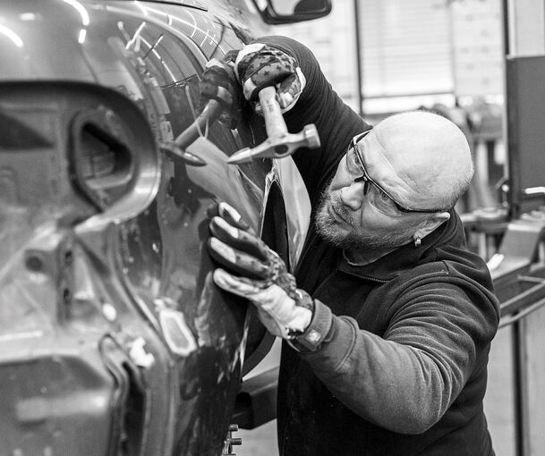 Handwerk pur: Der Kornwestheimer Karosseriebauer Waldemar Vogel behandelt das etwas mitgenommene Auto wie ein rohes Ei.
