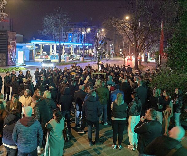 Rund 250 Menschen trauern am Freitag mit den Angehörigen. Um 20.03 Uhr, dem Zeitpunkt des Unfalls, vereinen sich alle um den neuen Baum für eine Gedenkminute.