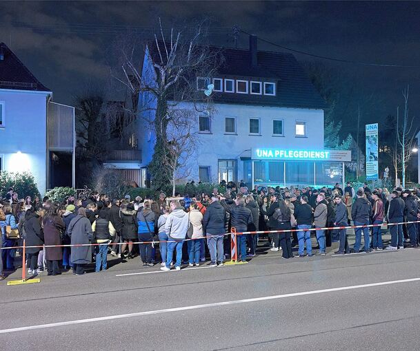 Um niemanden zu gefährden, ist eine Fahrspur abgesperrt. Die Polizei, mit vier Streifen vor Ort, kann sich die ganze Zeit über entspannt abseits halten.