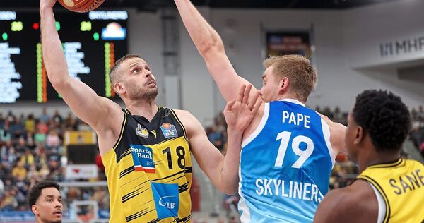 Jonas Wohlfarth-Bottermann (links) im Duell mit Till Pape.