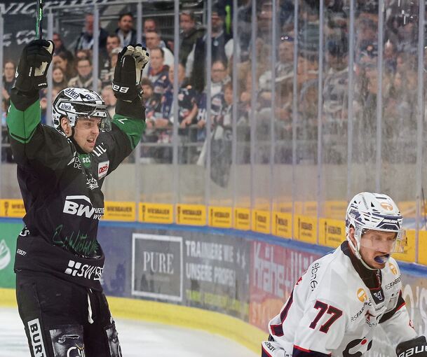Jubel in Grün: Bastian Eckl feiert den Bietigheimer 1:0-Führungstreffer. Ravensburgs Robbie Czarnik (rechts) wirkt konsterniert.