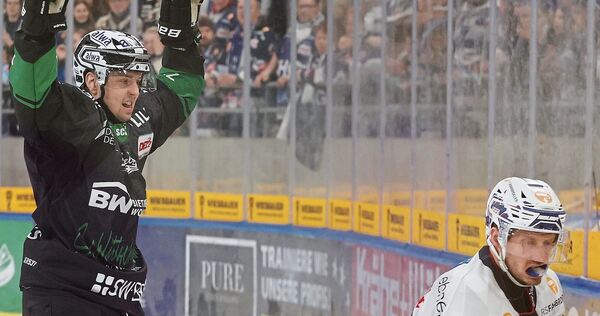 Jubel in Grün: Bastian Eckl feiert den Bietigheimer 1:0-Führungstreffer. Ravensburgs Robbie Czarnik (rechts) wirkt konsterniert.