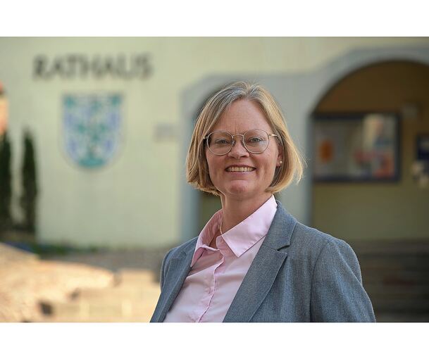 Swantje Hammer vor dem Rathaus in Gemmrigheim: Sie will auf dem Bürgermeisterstuhl Platz nehmen.