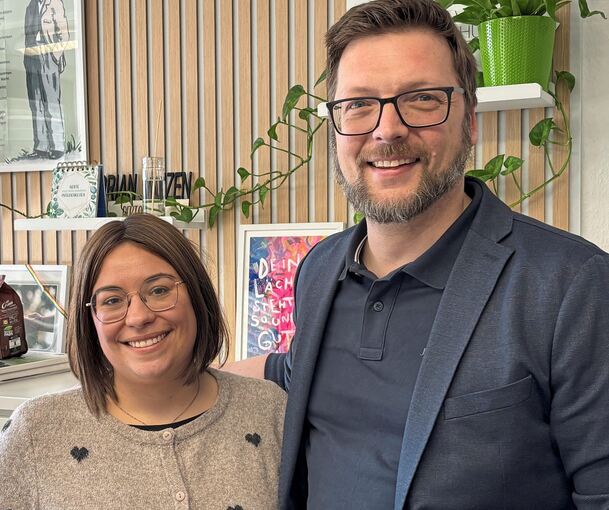 Alena Skobowsky, Leiterin der Grundschulförderklasse an der Enzweihinger Kornbergschule, und Schulleiter Florian Janzen.