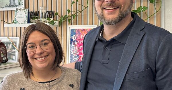 Alena Skobowsky, Leiterin der Grundschulförderklasse an der Enzweihinger Kornbergschule, und Schulleiter Florian Janzen.