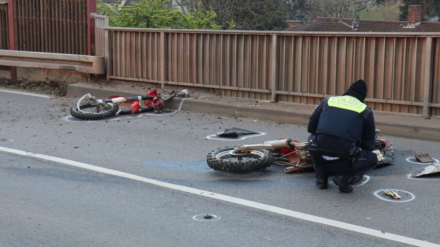 Motorradfahrer stürzt bei Unfall von Eisenbahnbrücke Motorradfahrer stürzt bei Unfall von Eisenbahnbrücke