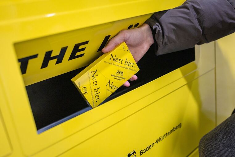 Nett-Hier-Stickerautomat am Stuttgarter Flughafen Nett-Hier-Stickerautomat am Stuttgarter Flughafen