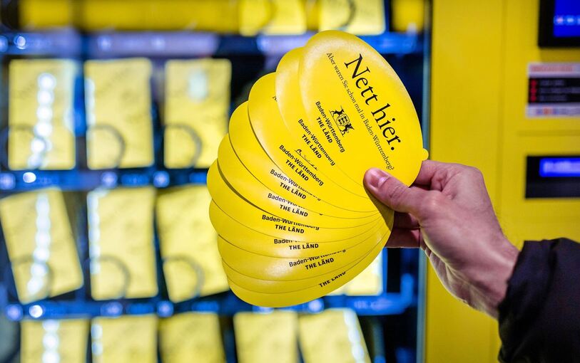 Nett-Hier-Stickerautomat am Stuttgarter Flughafen