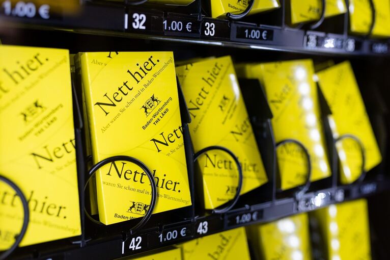 Nett-Hier-Stickerautomat am Stuttgarter Flughafen