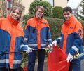 Gute gelaunt greifen diese Jugendlichen der Feuerwehr Pflugfelden zu Greifzange und Müllsack. Gute gelaunt greifen diese Jugendlichen der Feuerwehr Pflugfelden zu Greifzange und Müllsack.