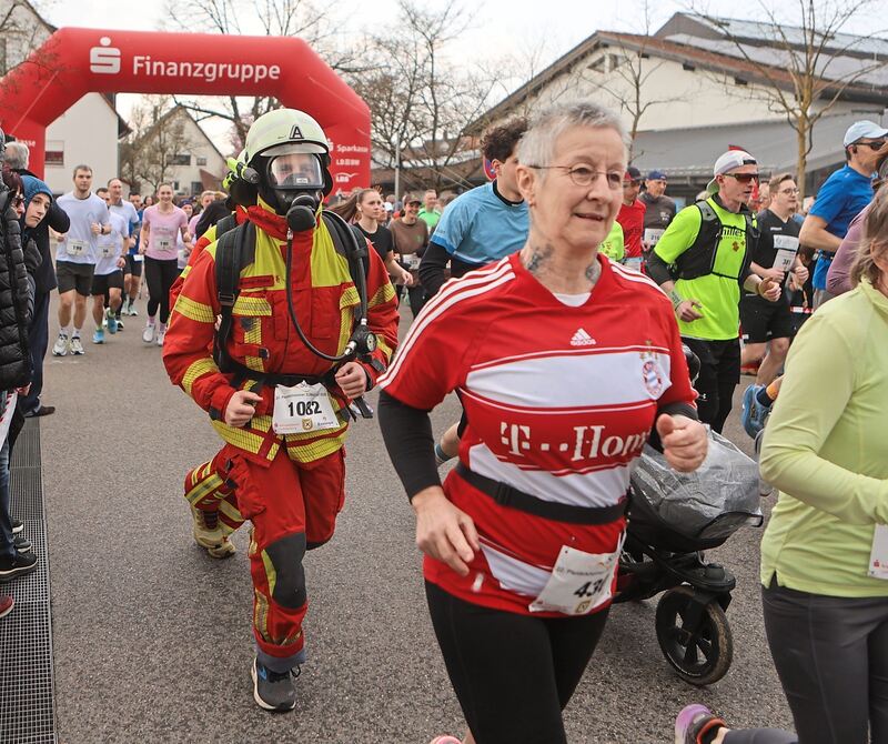 Auch mit Feuerwehrmontur wagten sich Sportler auf die Strecke. Auch mit Feuerwehrmontur wagten sich Sportler auf die Strecke.