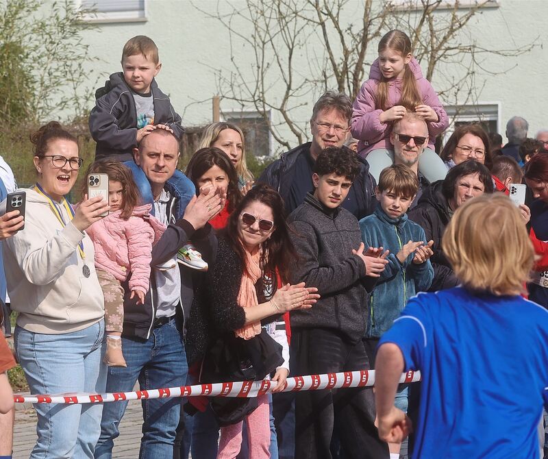 Am Streckenrand feuert das Publikum die Teilnehmer an Am Streckenrand feuert das Publikum die Teilnehmer an