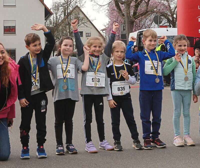 Kleine Sportler ganz groß! Bei der Siegerehrung mit Bürgermeisterin Sabrina Lee (links) und Moderator. Kleine Sportler ganz groß! Bei der Siegerehrung mit Bürgermeisterin Sabrina Lee (links) und Moderator.