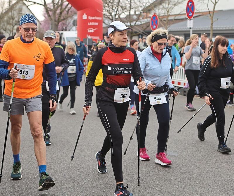 Auch mit Walkingstöcken ging es auf die Strecke. Auch mit Walkingstöcken ging es auf die Strecke.