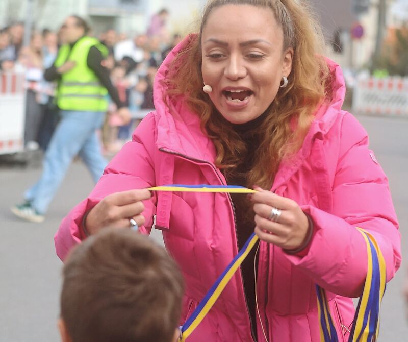 Bürgermeisterin Sabrina Lee vergibt Medaillen. Bürgermeisterin Sabrina Lee vergibt Medaillen.