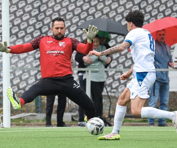 Der geht durch die Beine: 08-Keeper Sven Burkhardt gegen Karlsruhes Efe-Kaan Sihlaroglu.