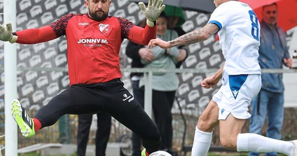Der geht durch die Beine: 08-Keeper Sven Burkhardt gegen Karlsruhes Efe-Kaan Sihlaroglu.