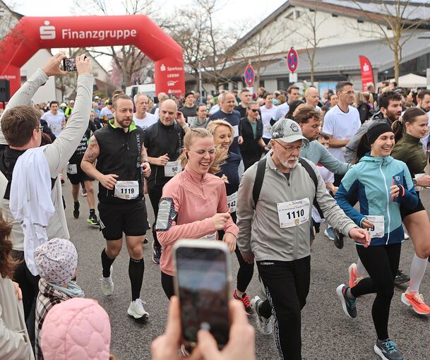 Start zum Pleidelsheimer Süwag-Lauf 2026: 737 Läuferinnen und Läufer gehen auf die Strecke – so viele wie noch nie.