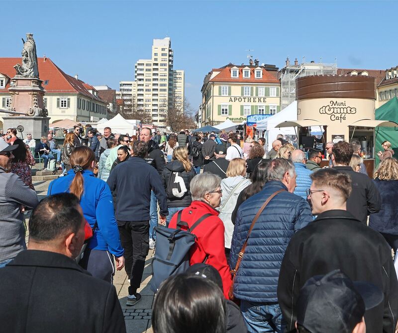 Knallvoller Marktplatz.
