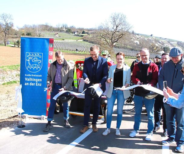 Offizielle Freigabe des Bahnradwegs in Vaihingen. Scherenschnitt auf Enzweihinger Seite. Von links: Matthias Siehler (Ortsvorsteher Enzweihingen), Oberbürgermeister Uwe Skrzypek-Muth, Christina Köstler (Baureferat Regierungspräsidium), Matthias Goldm