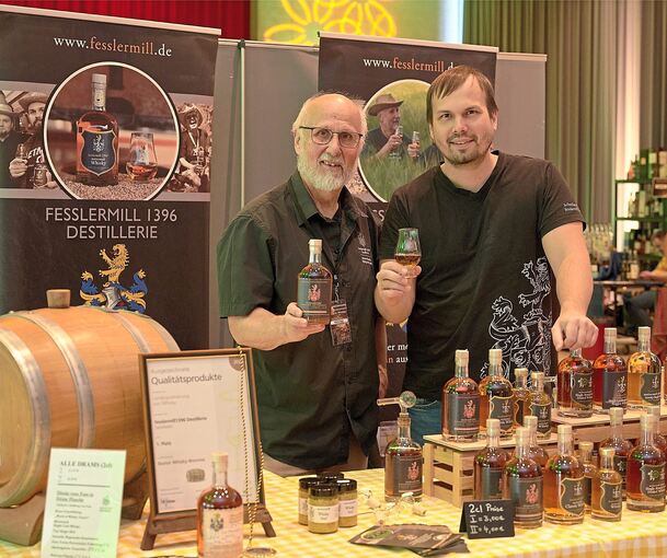 Wolfgang und Tobias Fessler von der gleichnamigen Mühle haben die 1. Edition ihres 630-Jahre-Jubiläums-Whisky dabei.