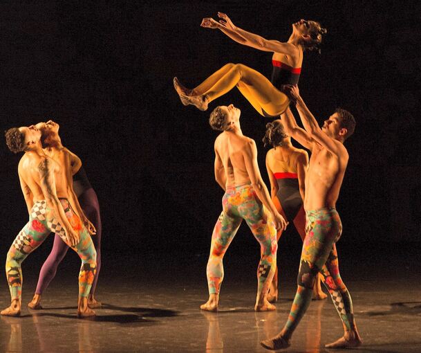 Farbenfroh und perfekt choreographierte Body-Moves: Grupo Corpo im Ludwigsburger Forum.