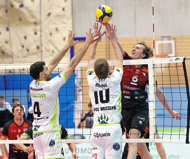 Barock Volleys sichern sich den sechsten Platz: Ben-Simon Bonin und der MTV. Barock Volleys sichern sich den sechsten Platz: Ben-Simon Bonin und der MTV.