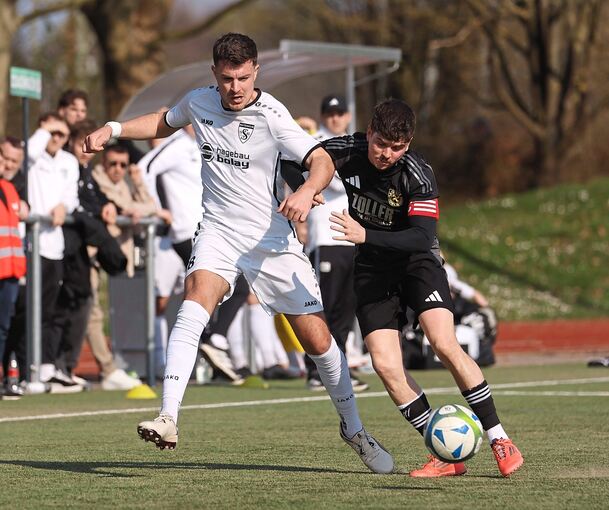 Ehrenwert verkauft: Daniel Pfeiffer und der GSV Pleidelsheim (rechts) gegen Spitzenreiter Rutesheim mit Tobias Gebbert.