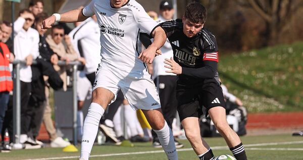 Ehrenwert verkauft: Daniel Pfeiffer und der GSV Pleidelsheim (rechts) gegen Spitzenreiter Rutesheim mit Tobias Gebbert.
