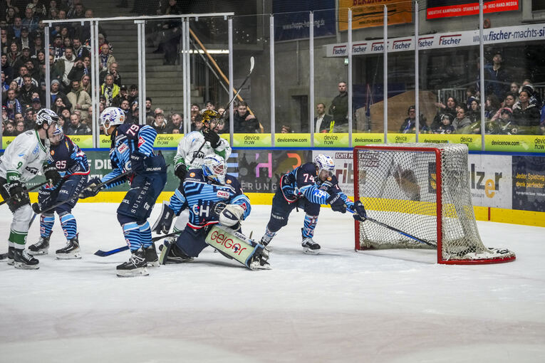 Brett Kemp (links) erzielt aus dem Getümmel auf Vorlage von Cole Fonstad das 3:0.