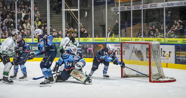 Brett Kemp (links) erzielt aus dem Getümmel auf Vorlage von Cole Fonstad das 3:0.
