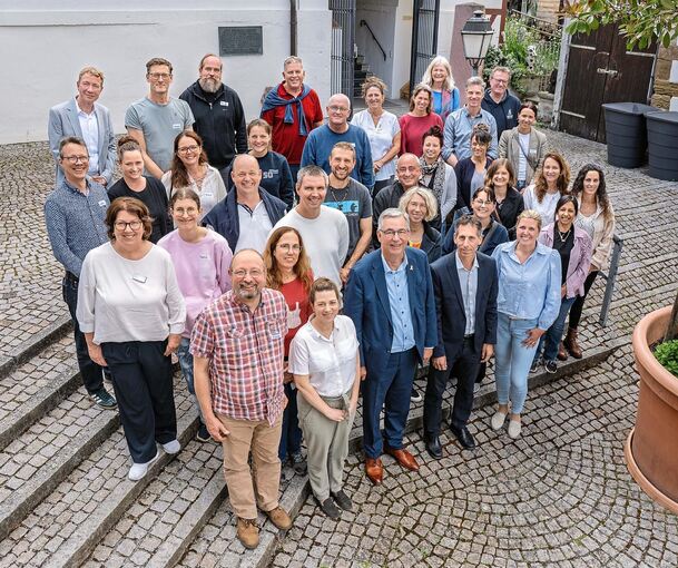 Das Bild zeigt die Teilnehmer des deutsch-israelischen Lehrerseminars mit Landrat Dietmar Allgaier (1. Reihe, Mitte), Chairman Asaf Langleben (1. Reihe, 4. von links), Sabrina Förstner (1. Reihe, 5. von links), zuständig für die Partnerschaften des L