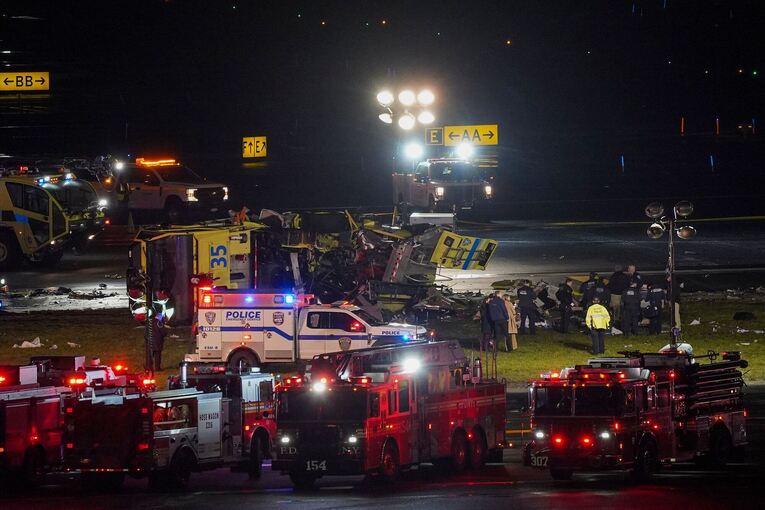 Flugzeug kollidiert in New York mit Fahrzeug