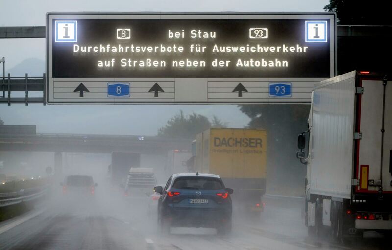 Anzeige mit der Aufschrift „Bei Stau Durchfahrtsverbote“ Anzeige mit der Aufschrift „Bei Stau Durchfahrtsverbote“