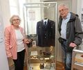 Ingeborg Plachetta und Ulrich Volkmer vor einer Vitrine, die die Uniform eines Schaffners der Strohgäubahn zeigt. Ingeborg Plachetta und Ulrich Volkmer vor einer Vitrine, die die Uniform eines Schaffners der Strohgäubahn zeigt.