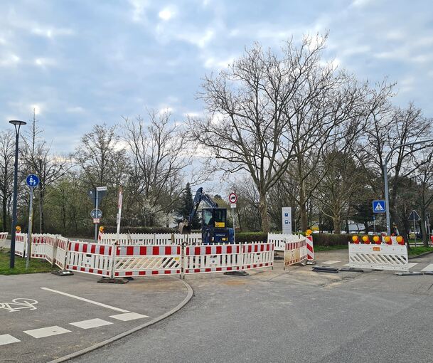 Baustelle: Am Beruflichen Schulzentrum Römerhügel hat ein Wasserleck große Auswirkungen. Der Römerhügelweg ist gesperrt, die Schulbusse allerdings dürfen durch. Das verstehen nicht alle Autofahrer.