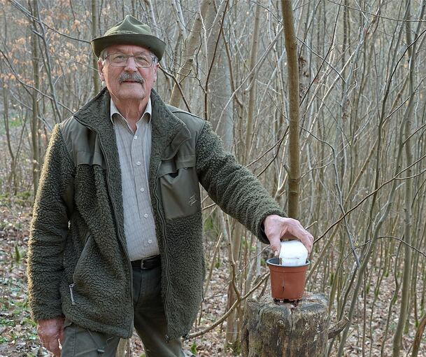 Wilhelm Weiss beim Auslegen von Salzlecksteinen.