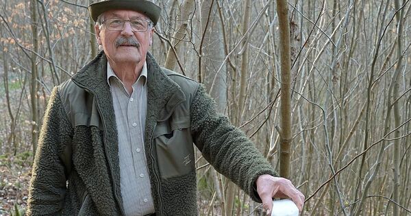 Wilhelm Weiss beim Auslegen von Salzlecksteinen.