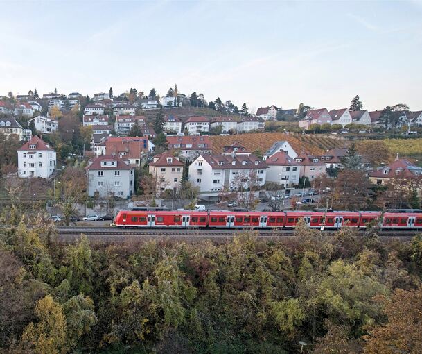 Eine S-Bahn fährt auf der Panoramabahn im Stuttgarter Norden: Hier soll ab 2035 die neue S7 zwischen Heimerdingen und Vaihingen verkehren.