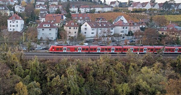 Eine S-Bahn fährt auf der Panoramabahn im Stuttgarter Norden: Hier soll ab 2035 die neue S7 zwischen Heimerdingen und Vaihingen verkehren.