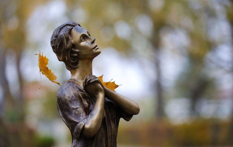 Metallstatue auf Friedhof Metallstatue auf Friedhof