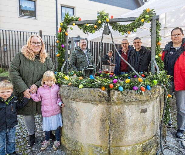 So schön bunt ist nun der Brunnen in Pflugfelden geschmückt.