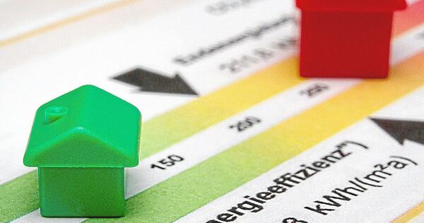 Nach wie vor ist der Gebäudesektor einer der größten Energieverbraucher und Verursacher von Treibhausgasen. Mit der Energieausweis-Reform soll mehr Fokus auf die EU-Klimaziele im Gebäudebereich gelegt werden.