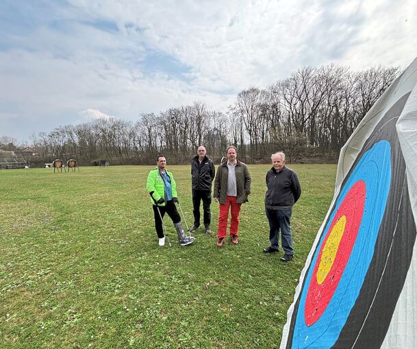 Jürgen Uhlmann, Reiner Köttgen, Matthias Knecht und Manfred Herczig (von links) auf dem Bogenschießplatz.