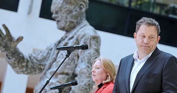 Wollen weitermachen: Die SPD-Chefs Bärbel Bas und Lars Klingbeil beim Pressestatement am Montag im Willy-Brandt-Haus in Berlin, der Parteizentrale der SPD.