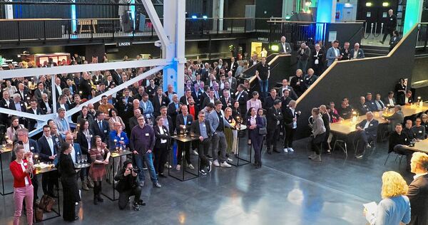 Hunderte Gäste aus Wirtschaft, Politik und Verwaltung aus dem gesamten Landkreis Ludwigsburg waren ins Speisewerk des Ludwigsburger urbanharbor eingeladen.