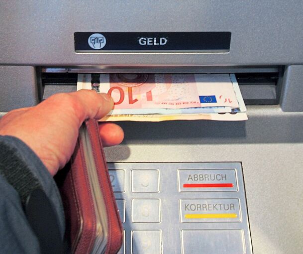 Der Mann hebt für den Unbekannten Geld ab.