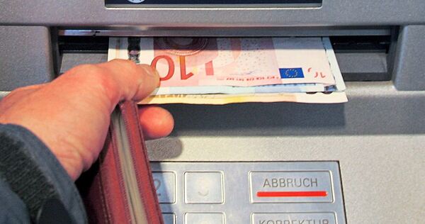 Der Mann hebt für den Unbekannten Geld ab.